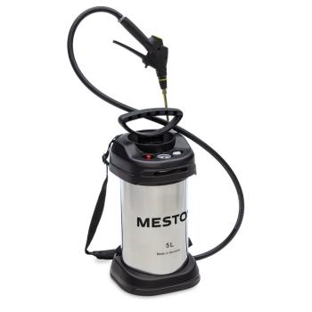 Komplettansicht des MESTO INOX EXTRA 6 Hochdrucksprühgeräts 3598P mit Edelstahlbehälter, schwarzem Schutzrahmen, Spiralschlauch und ergonomischer Spritzpistole.